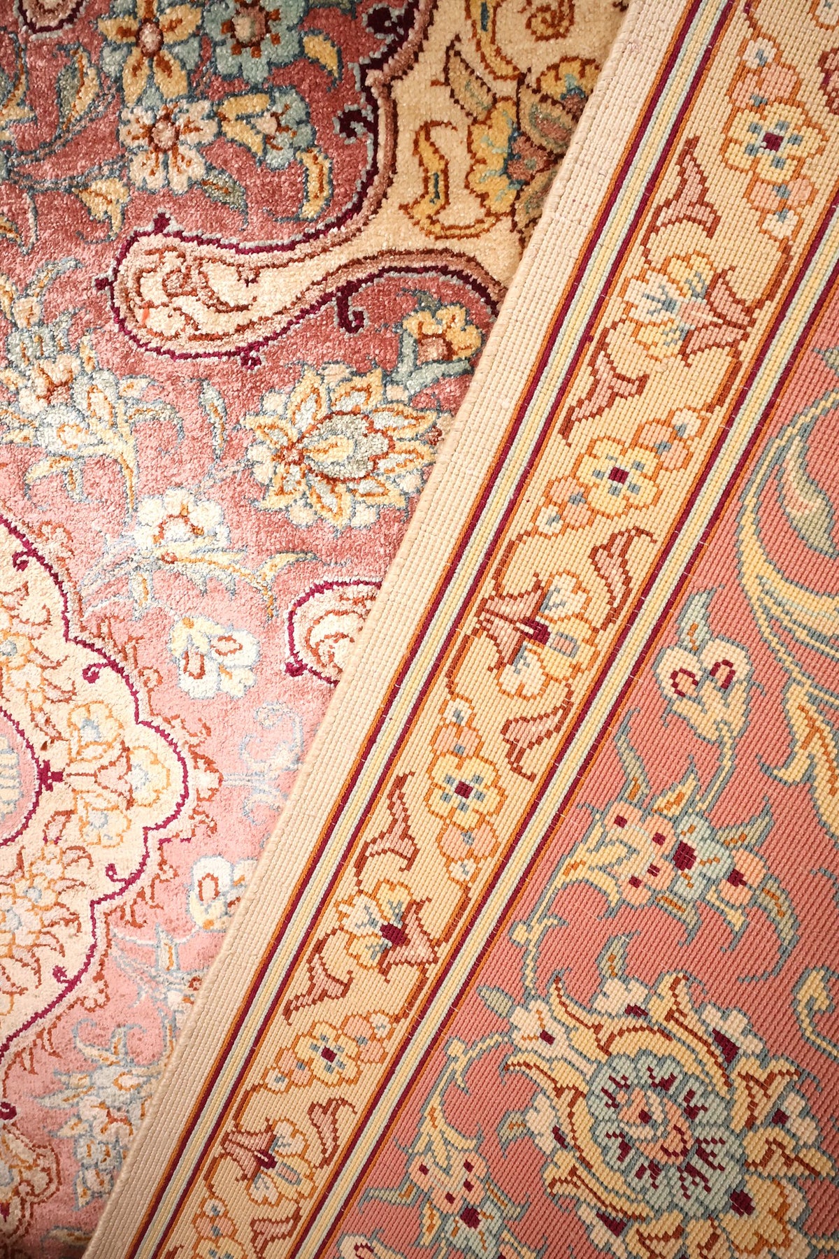 Coin replié du tapis Ghoum, soie nouée à la main et contre-bordure beige