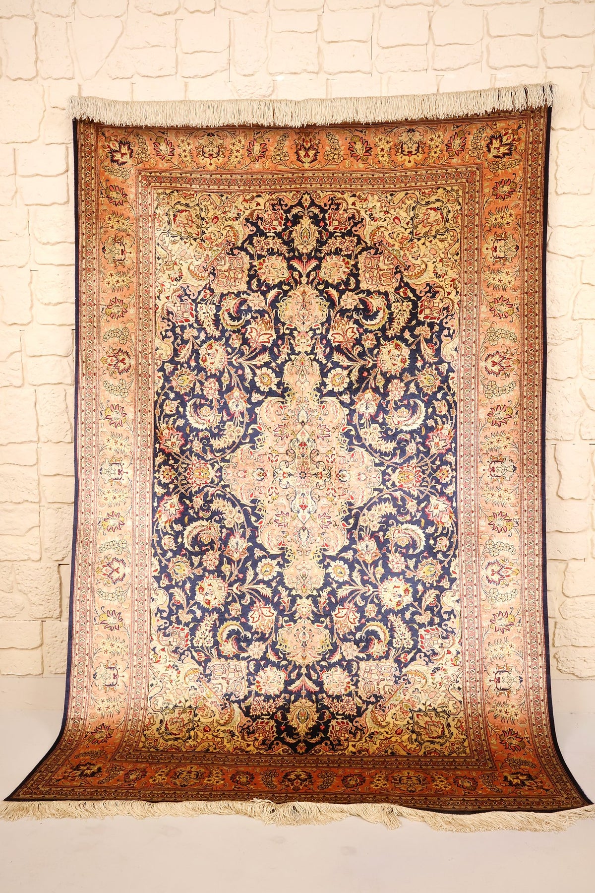 Tapis Ghoum bleu en soie 200 × 130 cm, vue d'ensemble de face avec franges claires