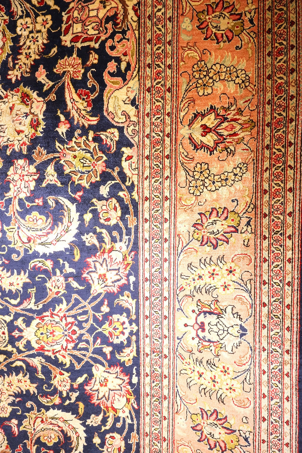 Bordure orange saumon à décor floral et contre-bordures étroites du Ghoum en soie