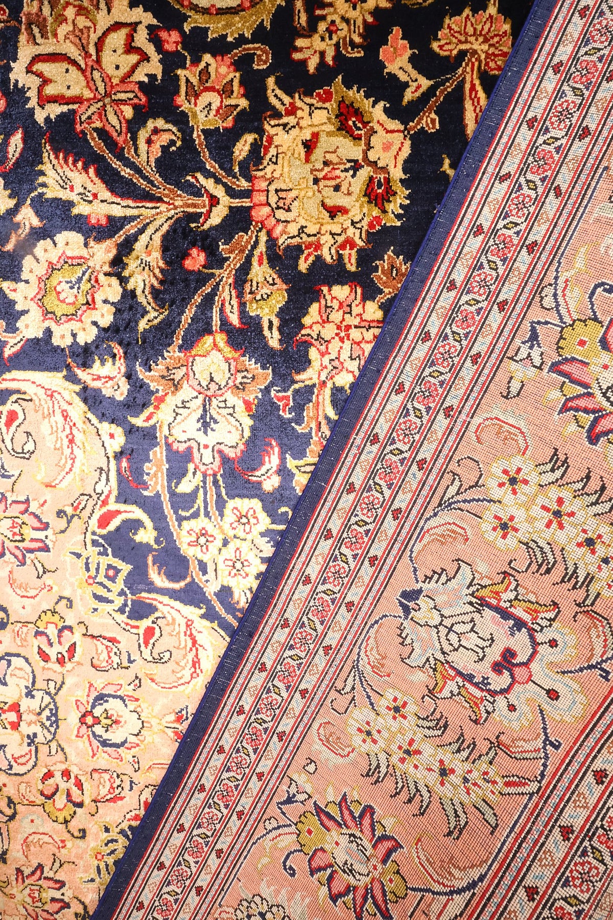 Envers du tapis Ghoum noué main, finesse des nœuds comparée à la face bleue