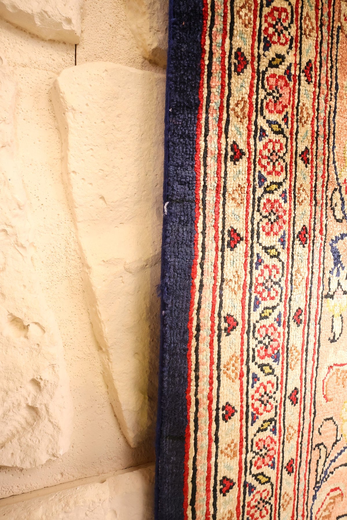 Lisière bleue du tapis Ghoum en soie, contre-bordure fleurie rouge et crème