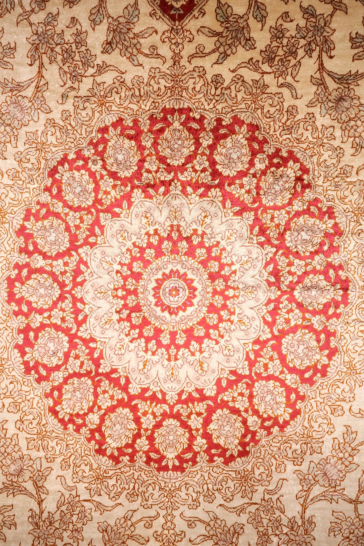 Détail du médaillon circulaire rouge à rosace ivoire du tapis Ghoum