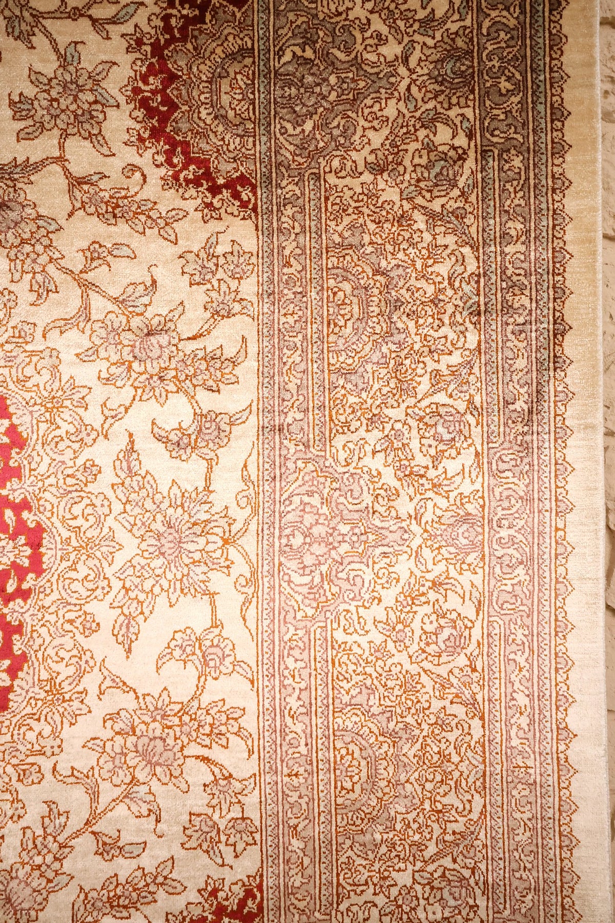 Bordure principale beige à décor floral du tapis Ghoum et ses contre-bordures