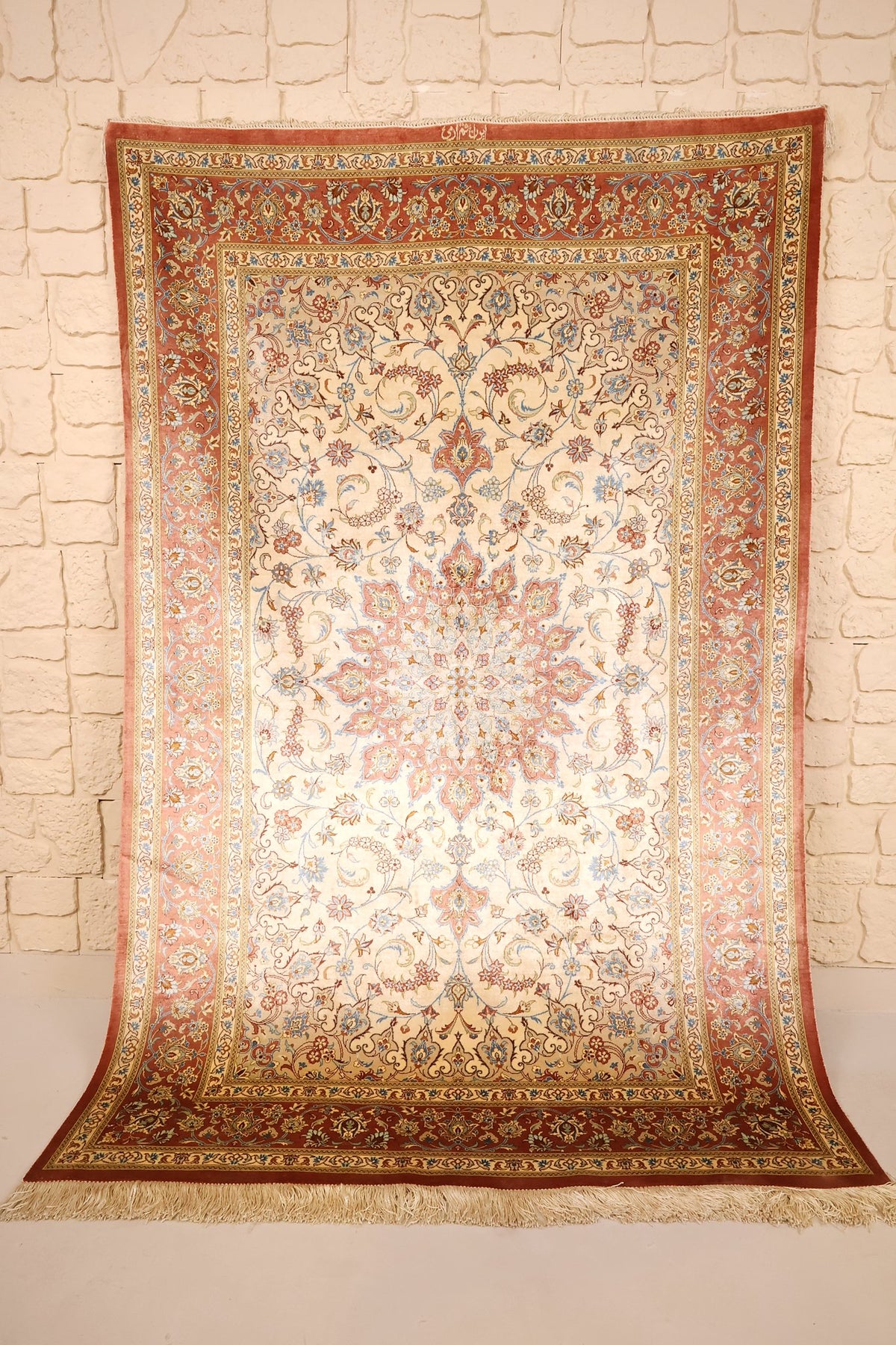 Tapis Ghoum beige en soie 203 × 131 cm, vue d'ensemble avec médaillon central rose