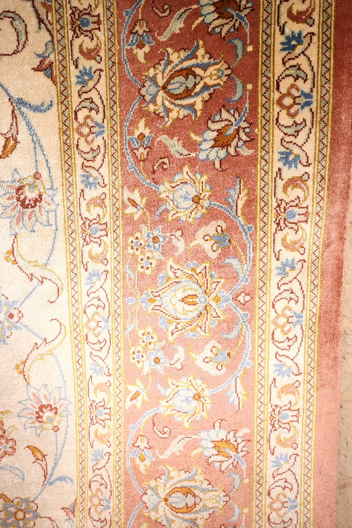 Bordure rose brique à décor floral et contre-bordures ivoire et jaunes, tapis Ghoum