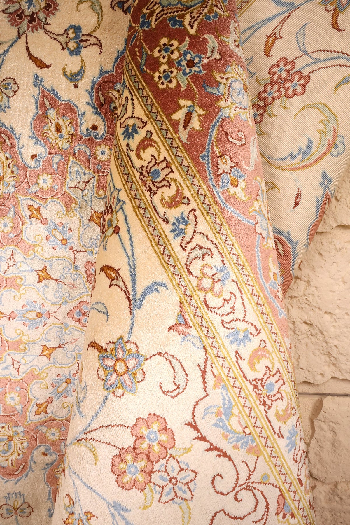 Tapis Ghoum 203 × 131 cm replié, face fleurie bleue et rose face à l'envers