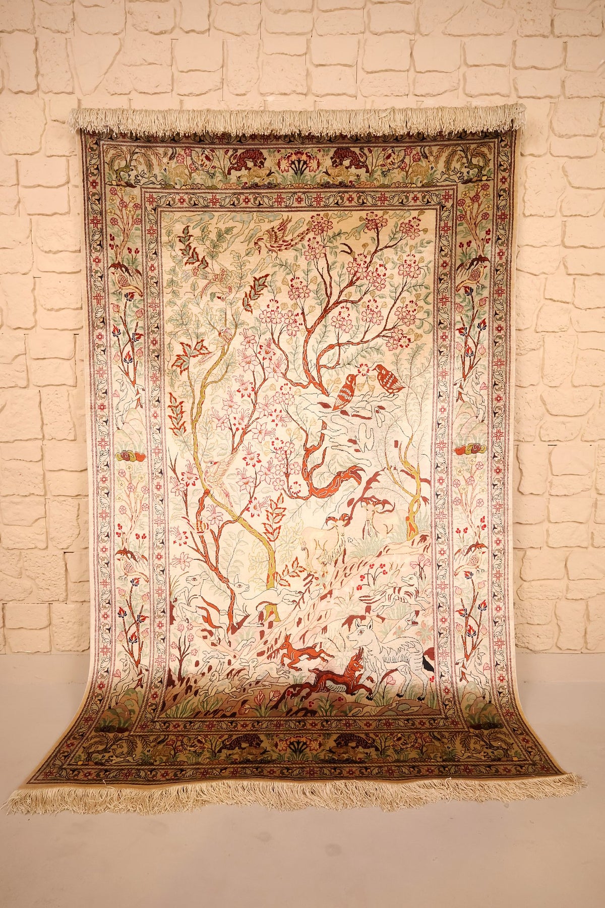 Tapis Ghoum en soie beige 205 × 128 cm, vue d'ensemble de la scène d'arbres fleuris
