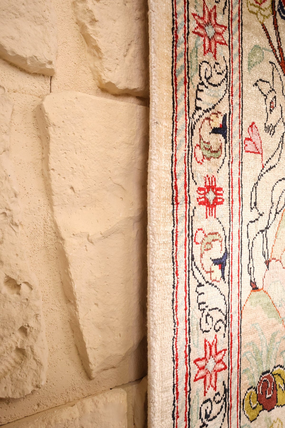 Lisière du tapis Ghoum beige, bordure à rosettes rouges noué à la main