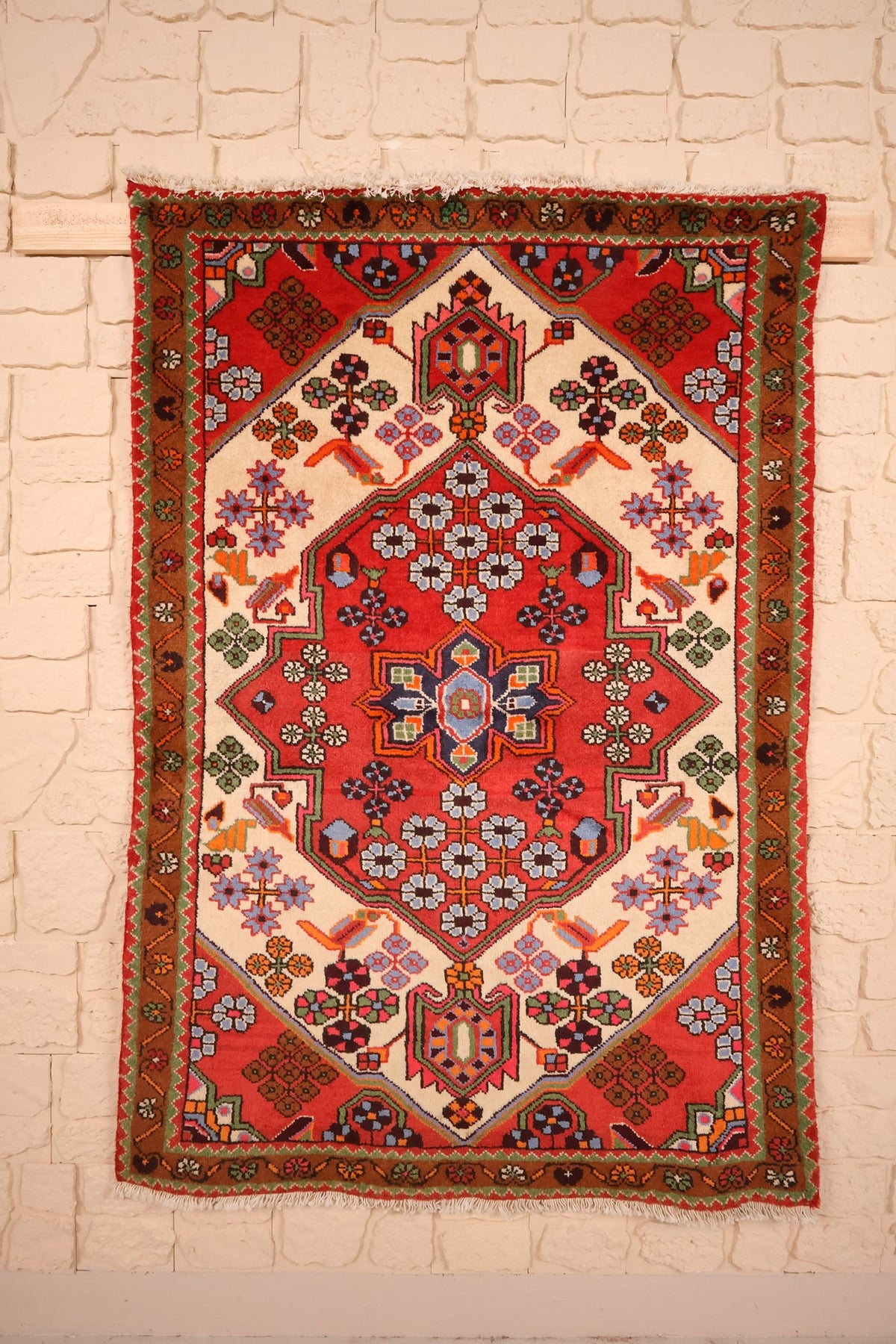 Tapis Hamadan rouge 146 × 100 cm, vue d'ensemble avec médaillon losangé et franges blanches