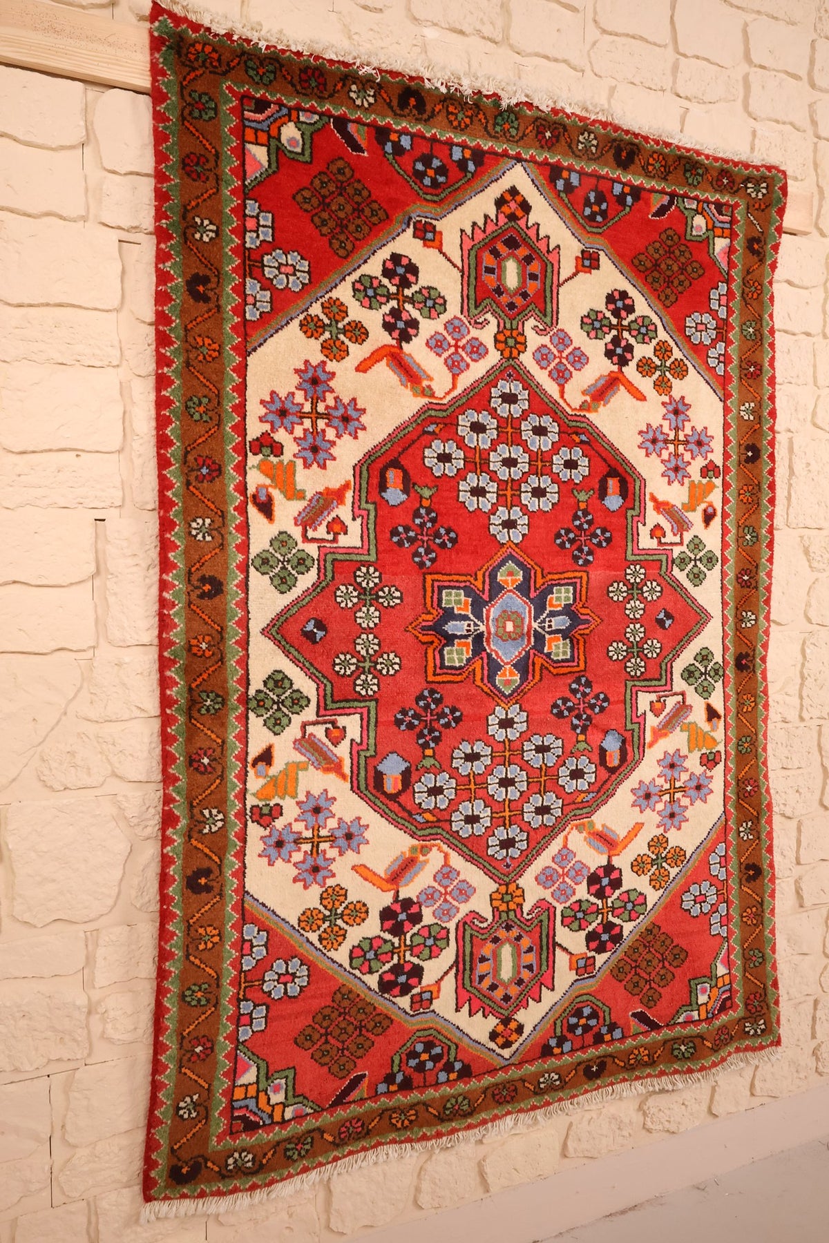 Tapis Hamadan en laine vu de biais, écoinçons beige crème et bordure brune fleurie