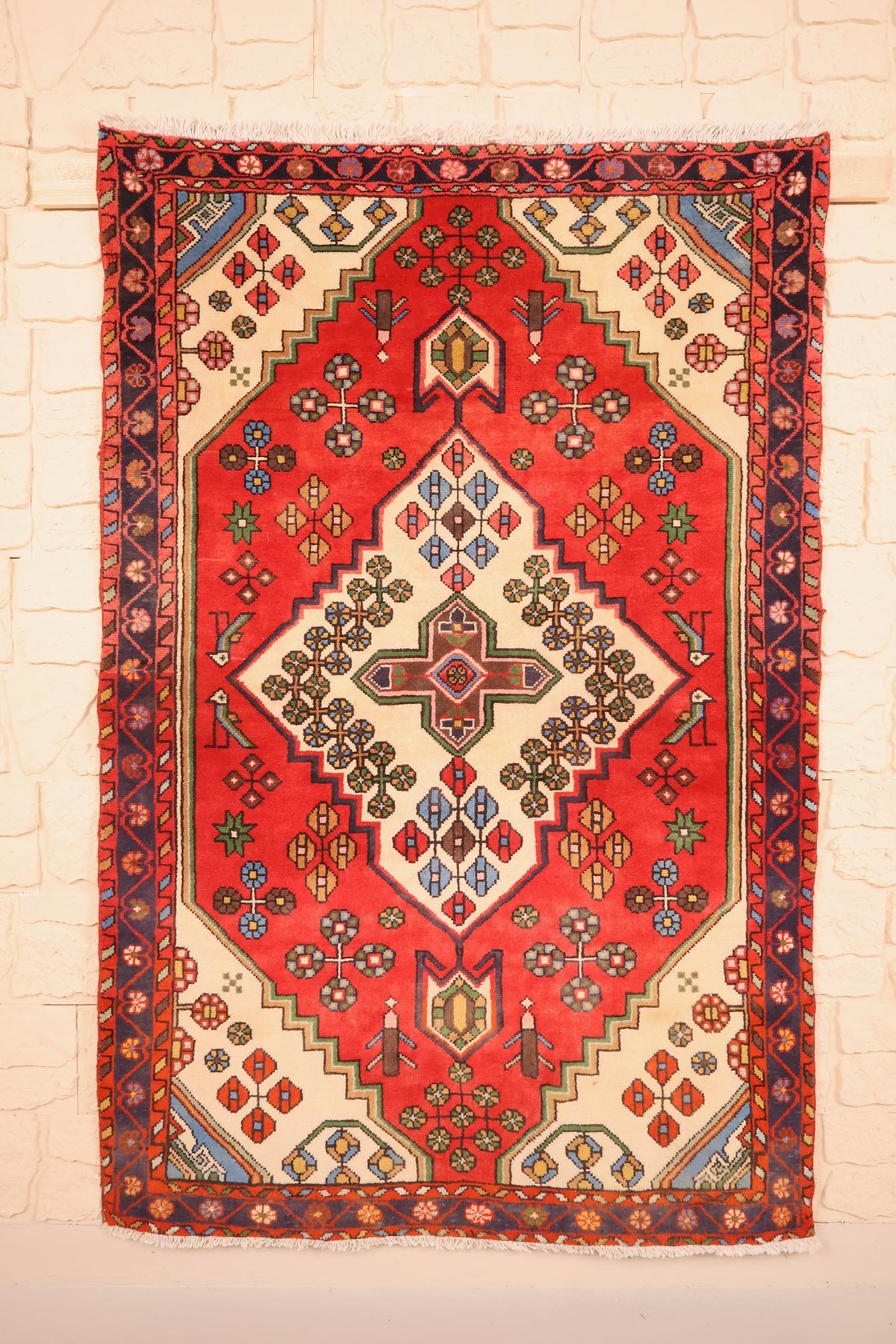 Tapis Hamadan rouge 164 × 108 cm, vue d'ensemble du médaillon losangé ivoire