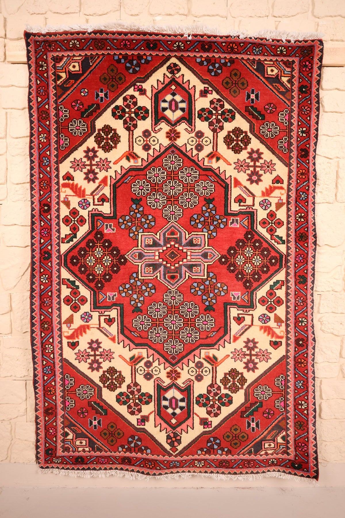 Tapis Hamadan rouge et beige 165 × 108 cm, vue d'ensemble avec médaillon central crénelé