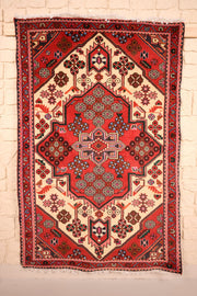 Tapis Hamadan rouge et beige 165 × 108 cm, vue d'ensemble avec médaillon central crénelé