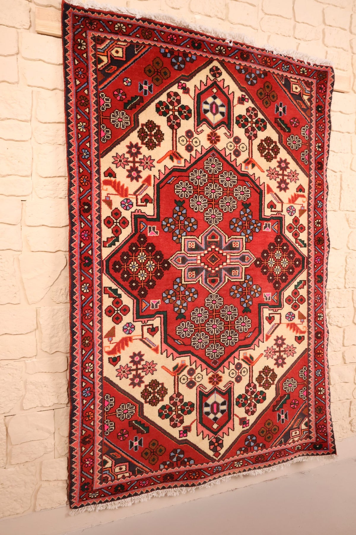 Tapis Hamadan en laine noué main, vue de biais du champ beige et des franges blanches