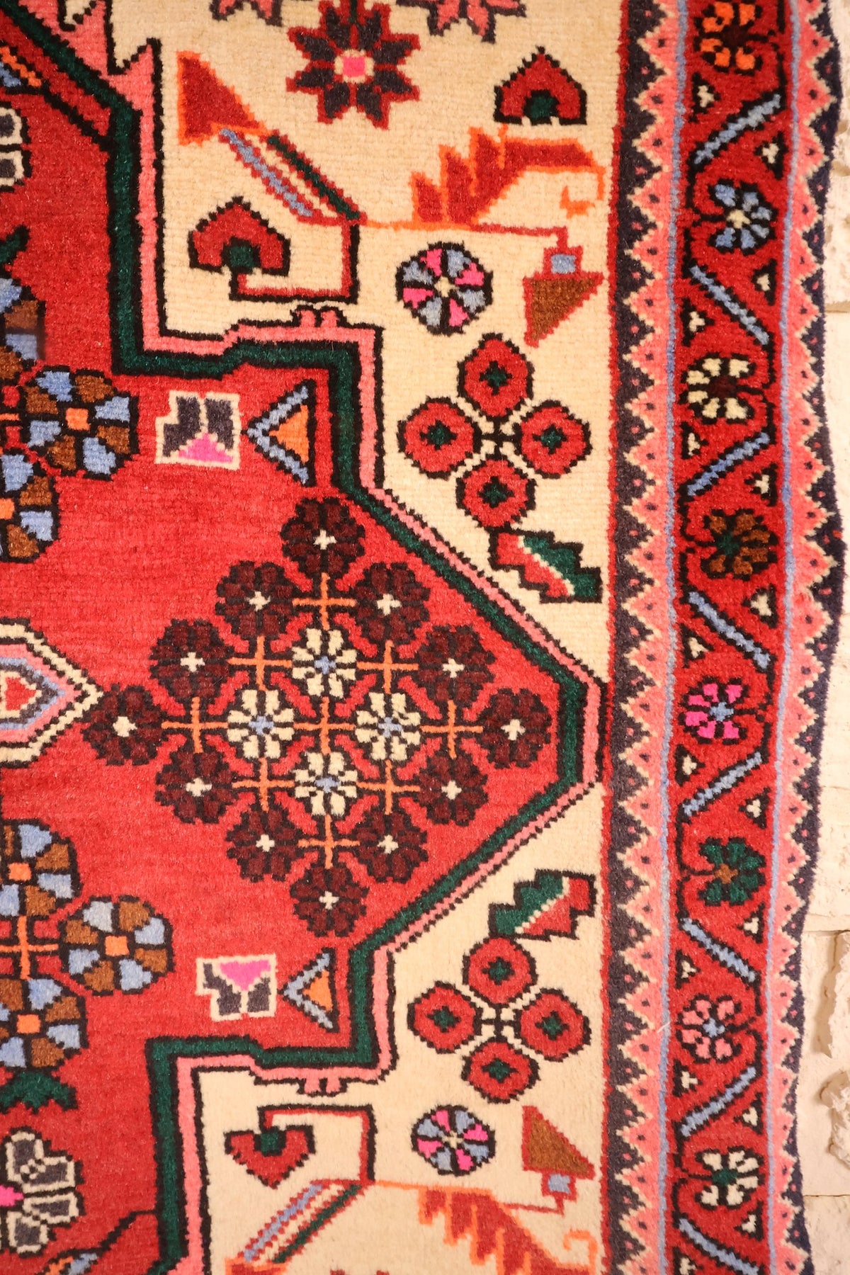 Détail de la bordure rouge et des contre-bordures bleues du tapis Hamadan 165 × 108 cm