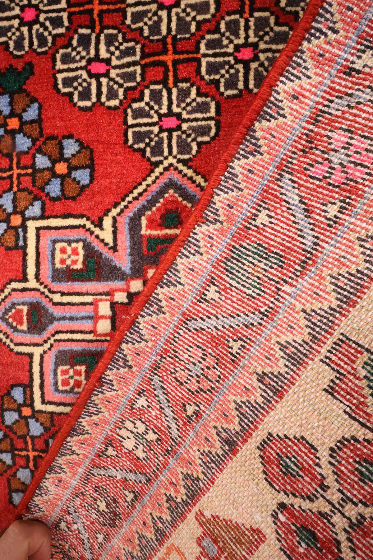 Coin replié du tapis Hamadan en laine, envers et nœuds visibles