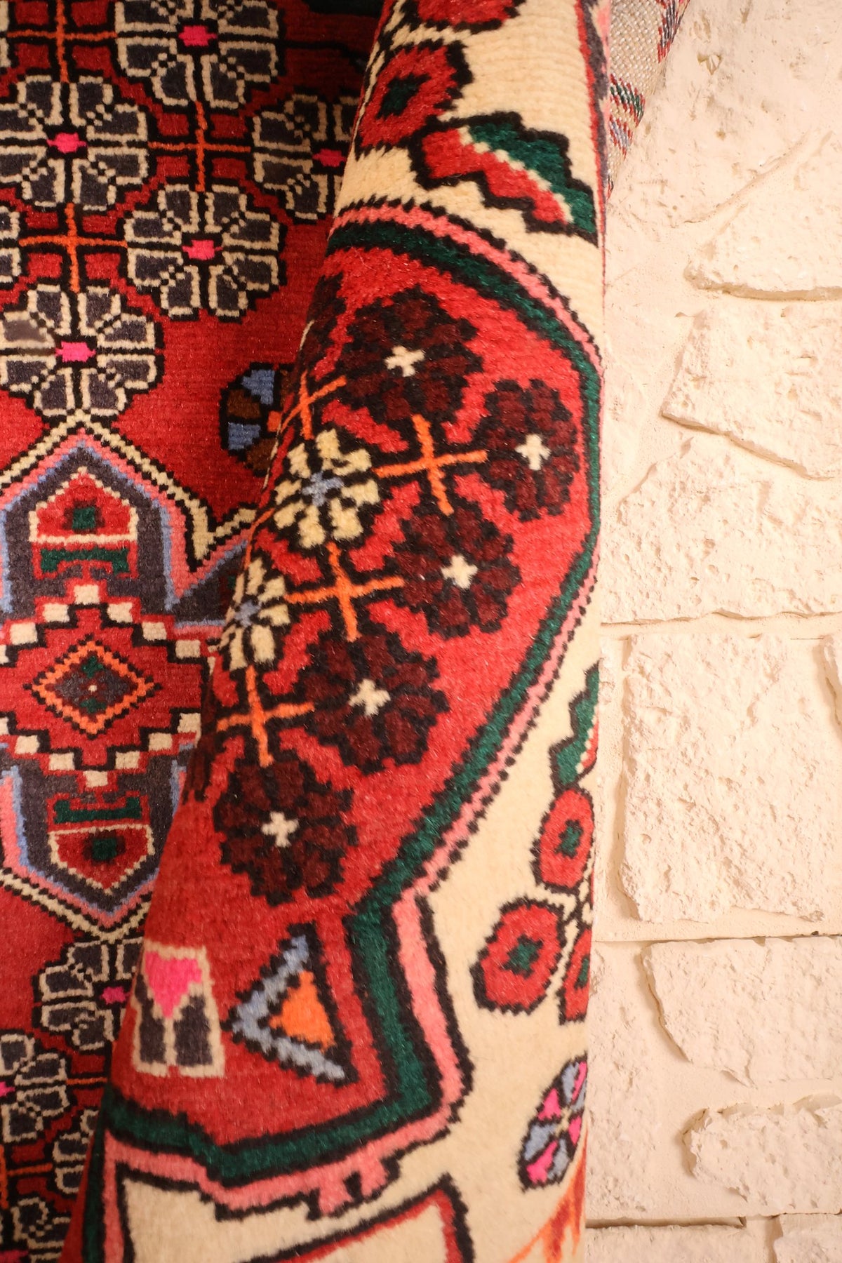 Coin retourné du tapis Hamadan rouge, épaisseur de la laine et écoinçon fleuri
