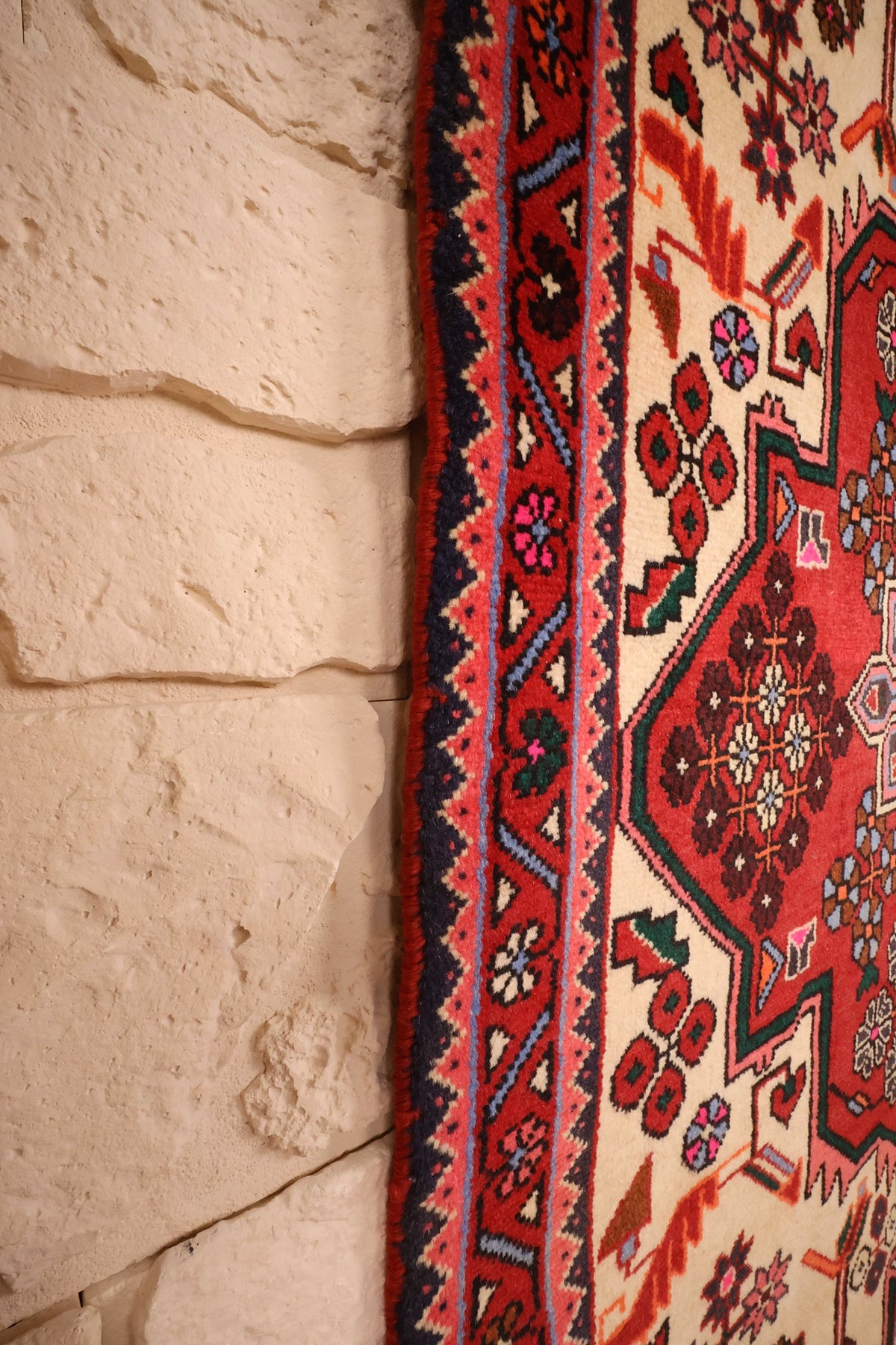 Lisière du tapis Hamadan rectangulaire, bordure rouge et liserés bleus