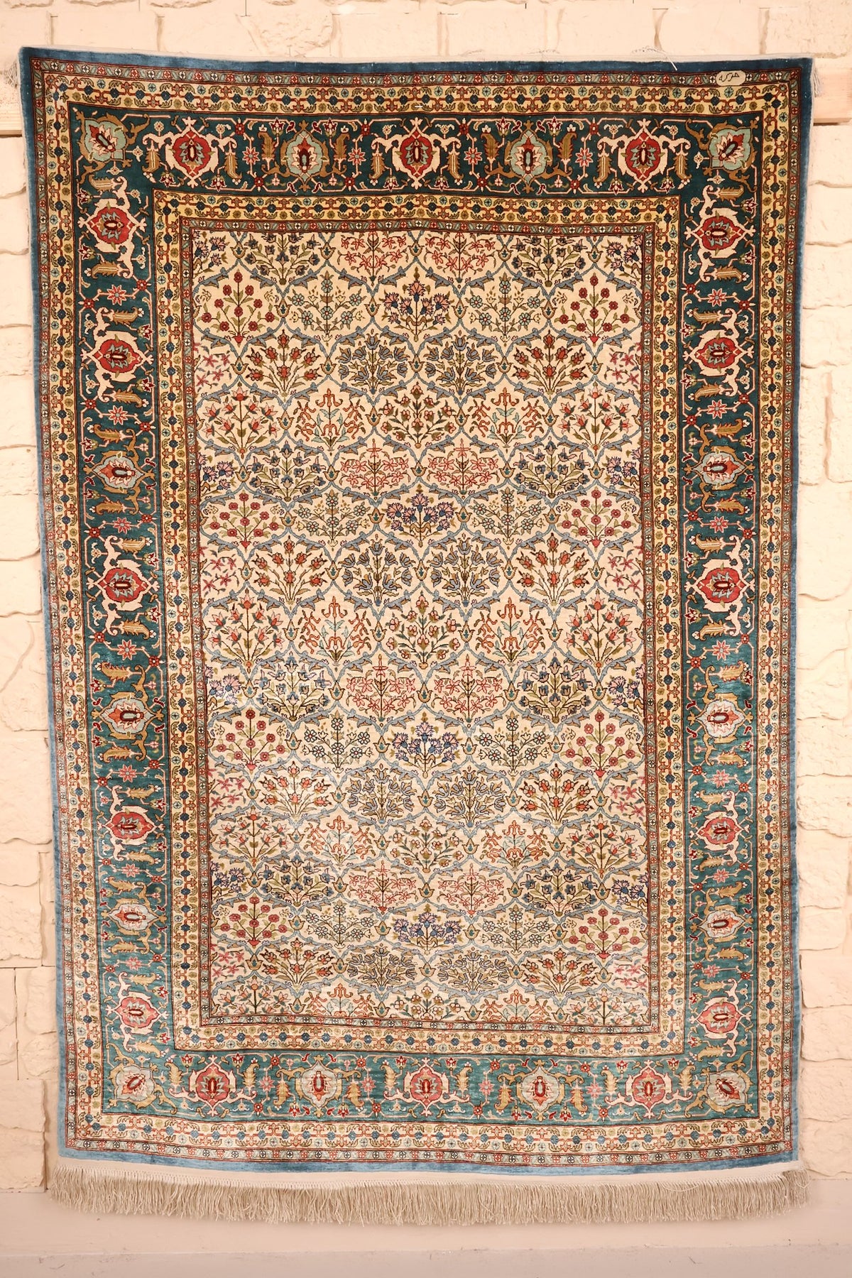 Tapis Hereke beige en soie naturelle 155 × 109 cm, vue d'ensemble avec franges écrues