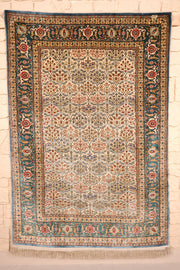 Tapis Hereke beige en soie naturelle 155 × 109 cm, vue d'ensemble avec franges écrues