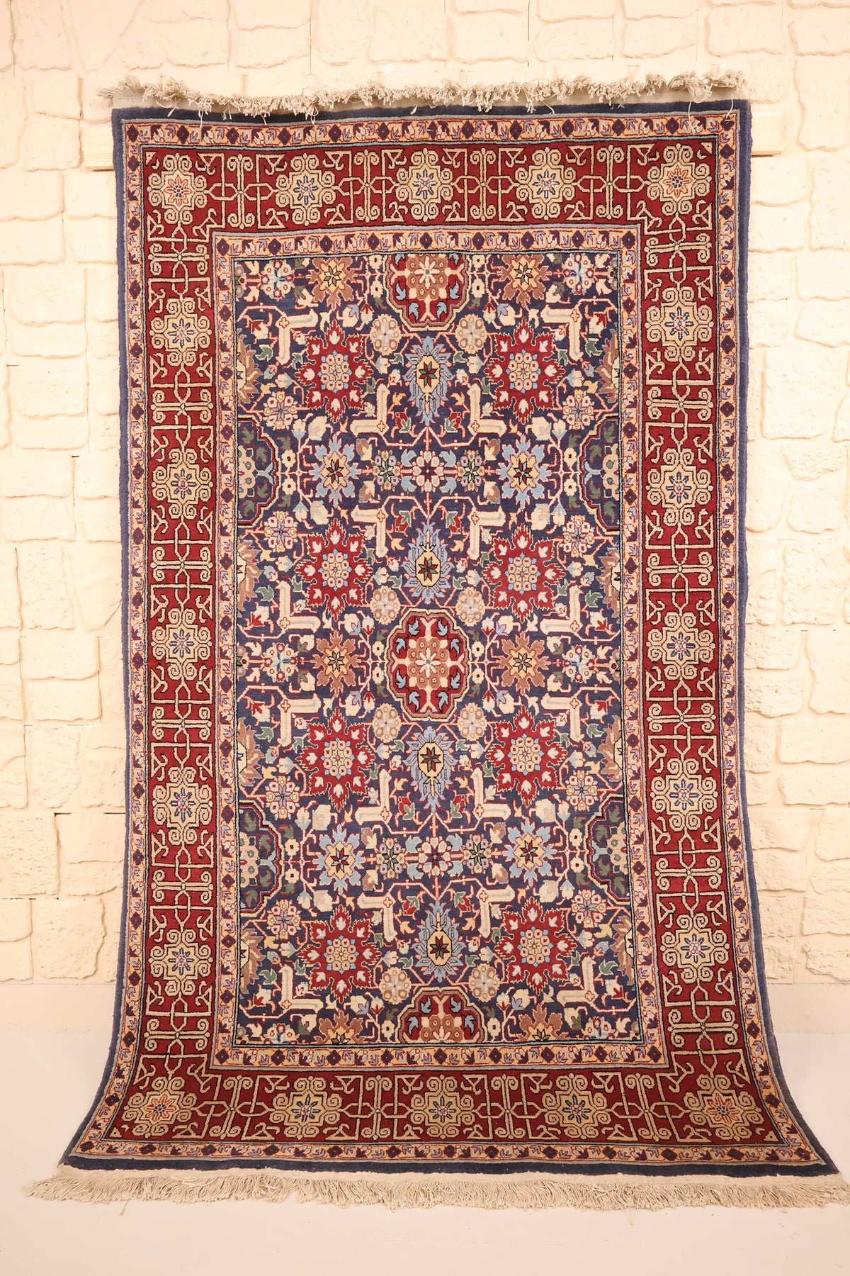 Tapis Hereke bleu et rouge 188 × 113 cm, vue d'ensemble avec franges claires