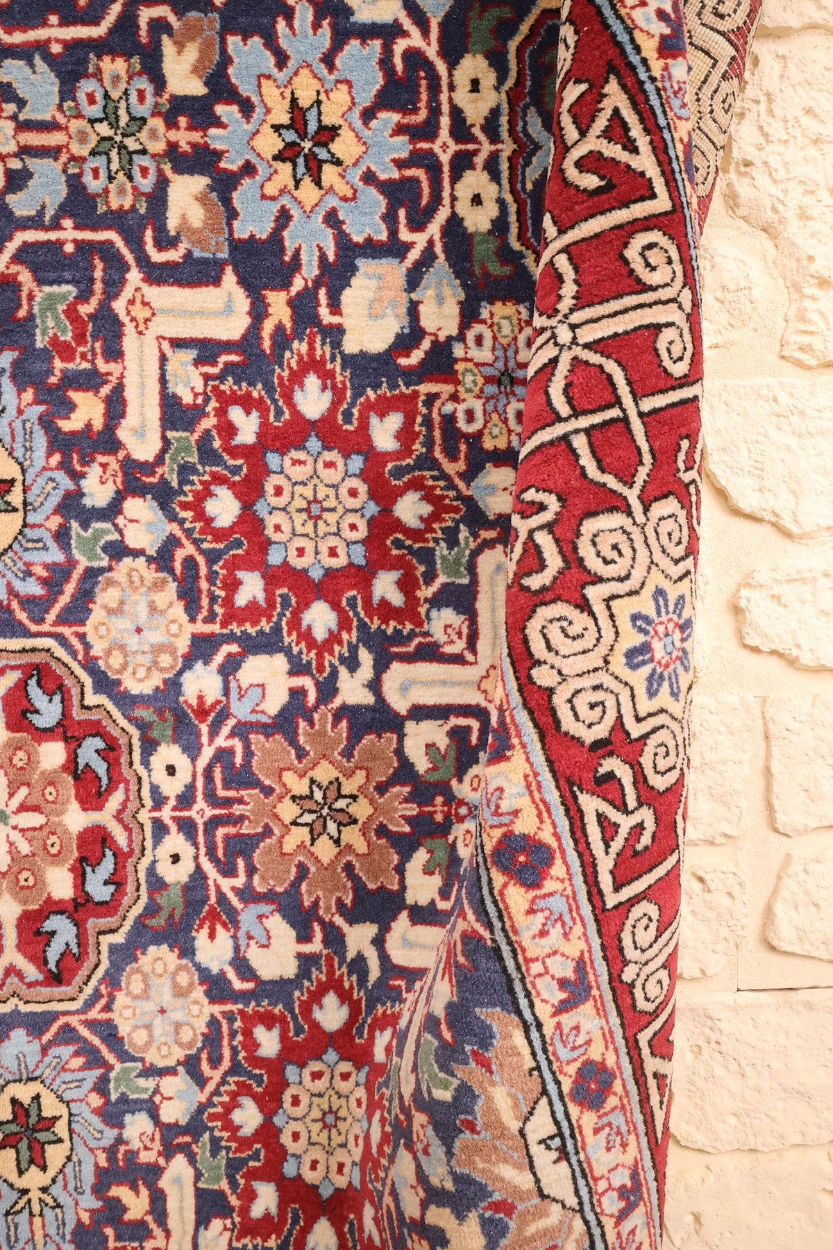 Lisière du tapis Hereke bleu et rouge, laine nouée main en légère ondulation
