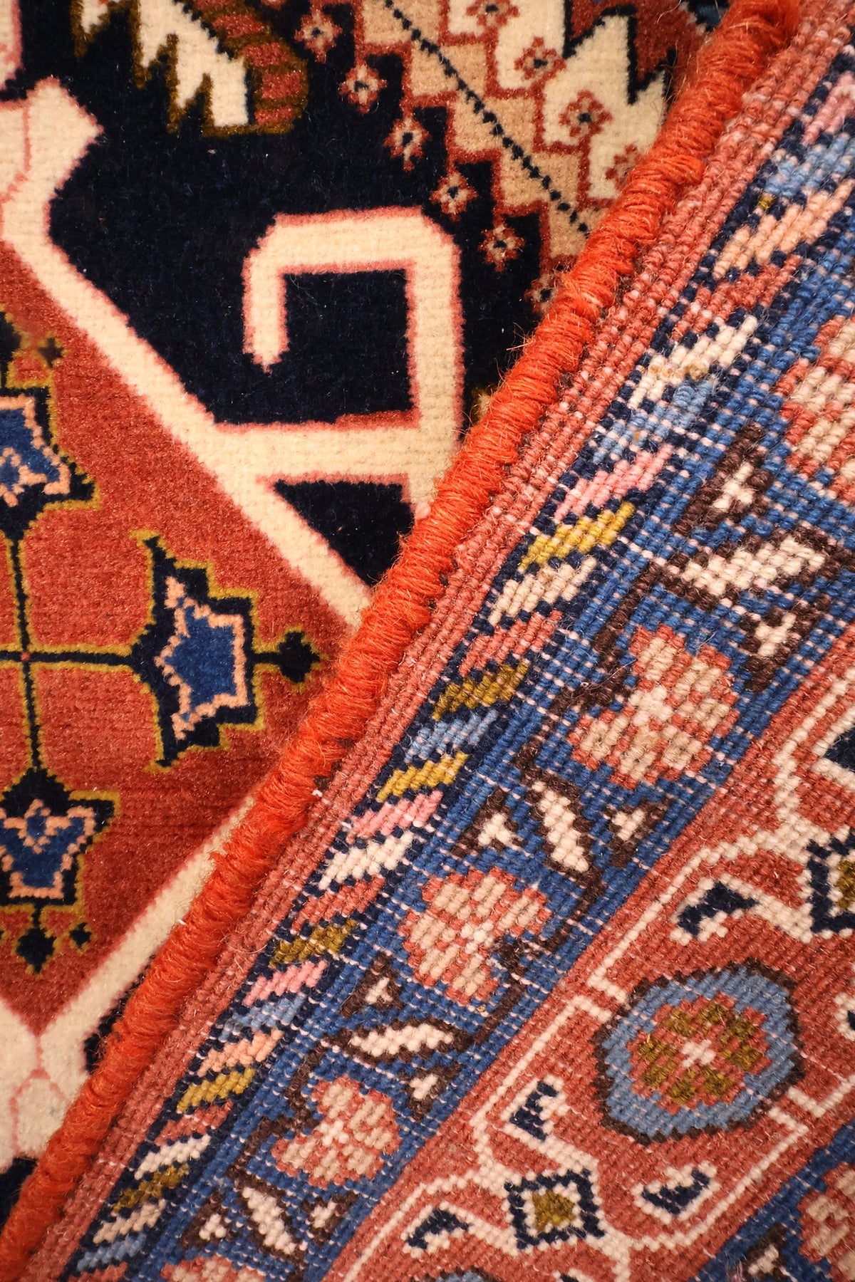 Envers du tapis Heriz noué à la main, nœuds serrés le long de la bordure