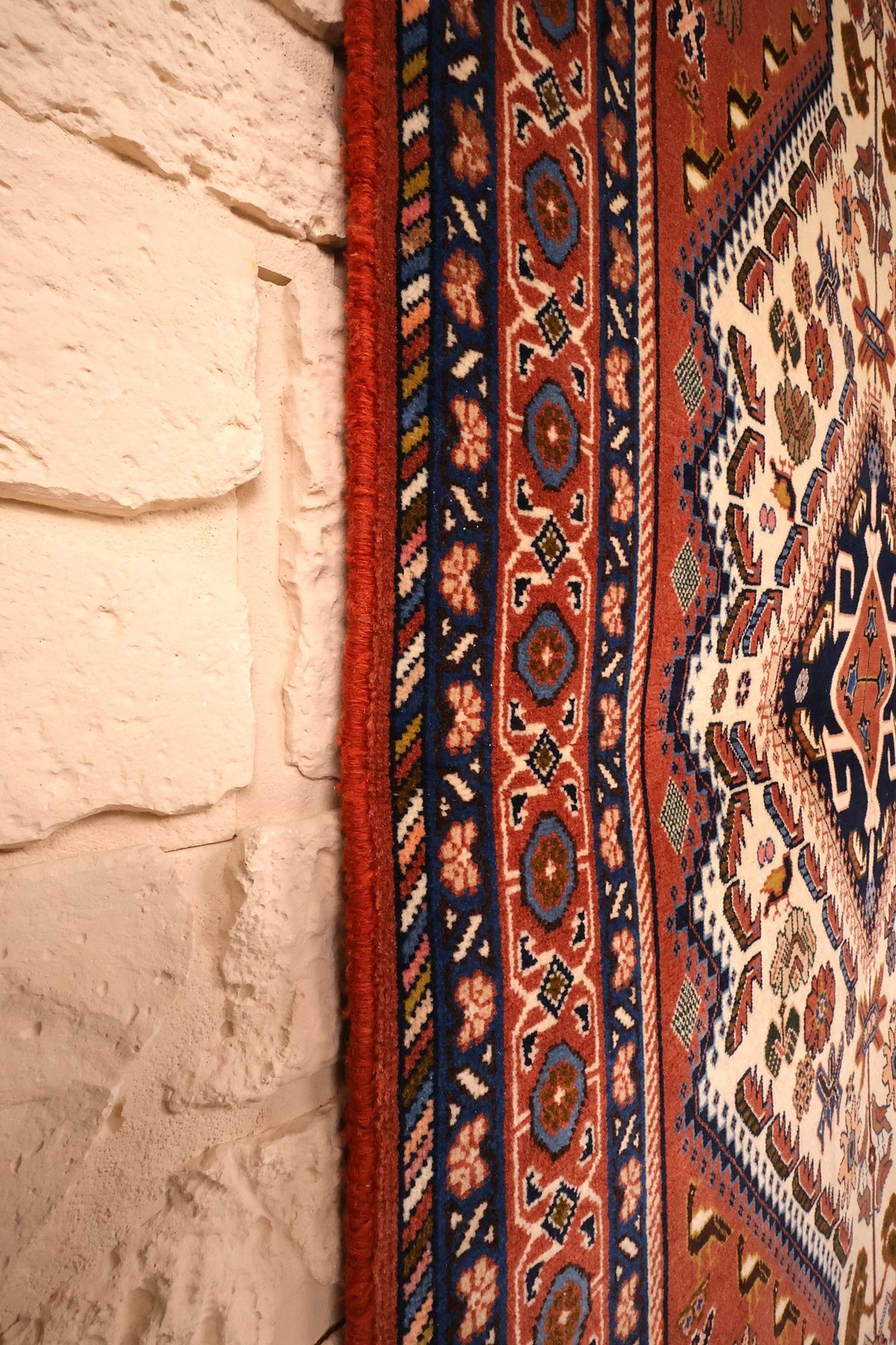 Lisière du tapis Heriz 145 × 100 cm, bord rouge et bandes bleu et beige