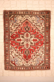 Tapis Heriz rouge 145 × 115 cm, vue d'ensemble avec médaillon central en étoile