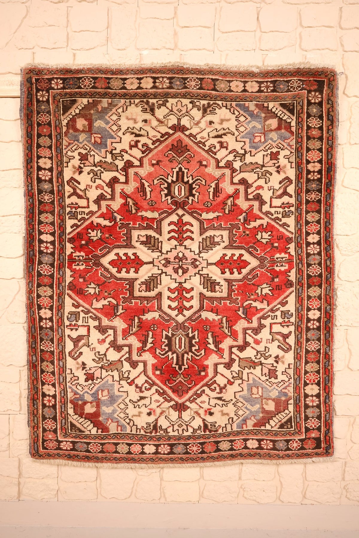 Tapis Heriz rouge 145 × 115 cm, vue d'ensemble avec médaillon central en étoile