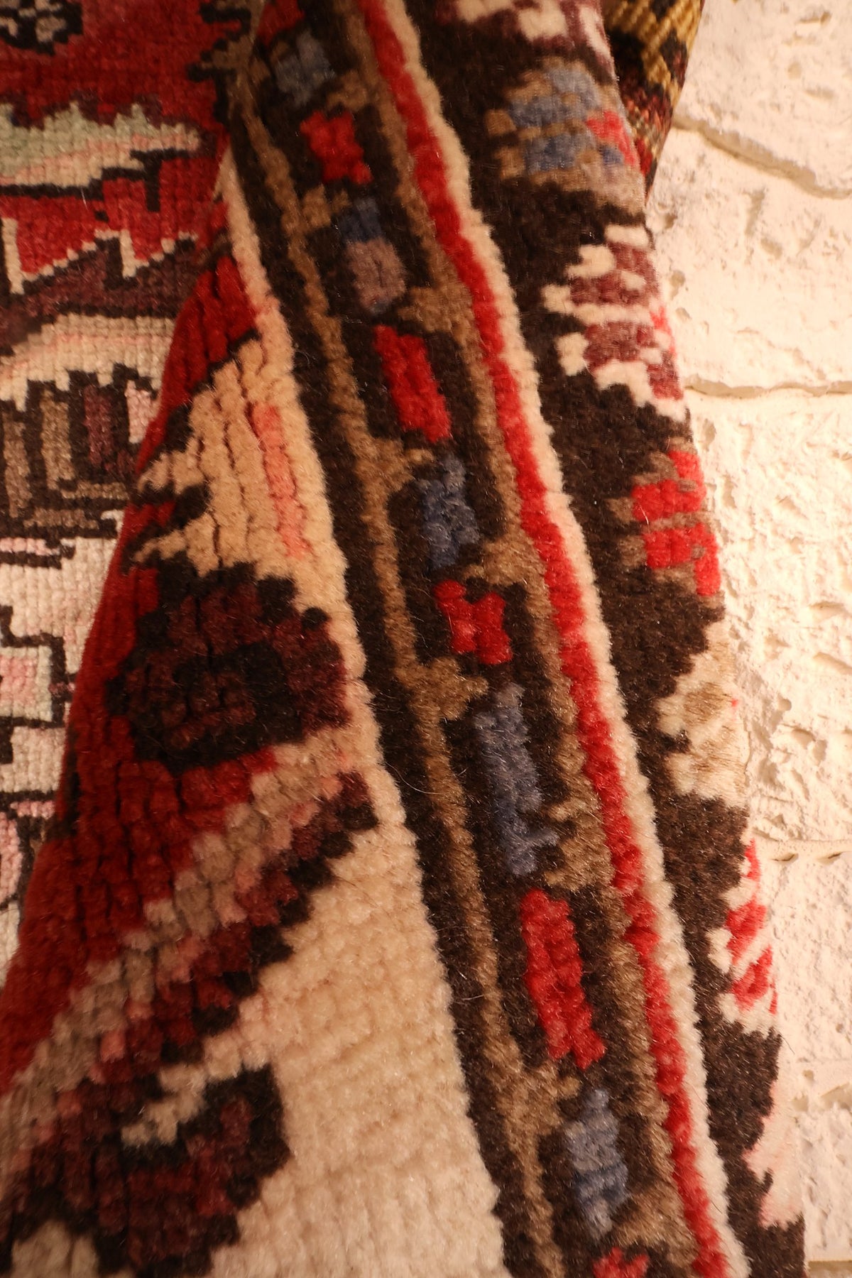 Lisière du tapis Heriz 145 × 115 cm, motifs bruns et bleus en laine