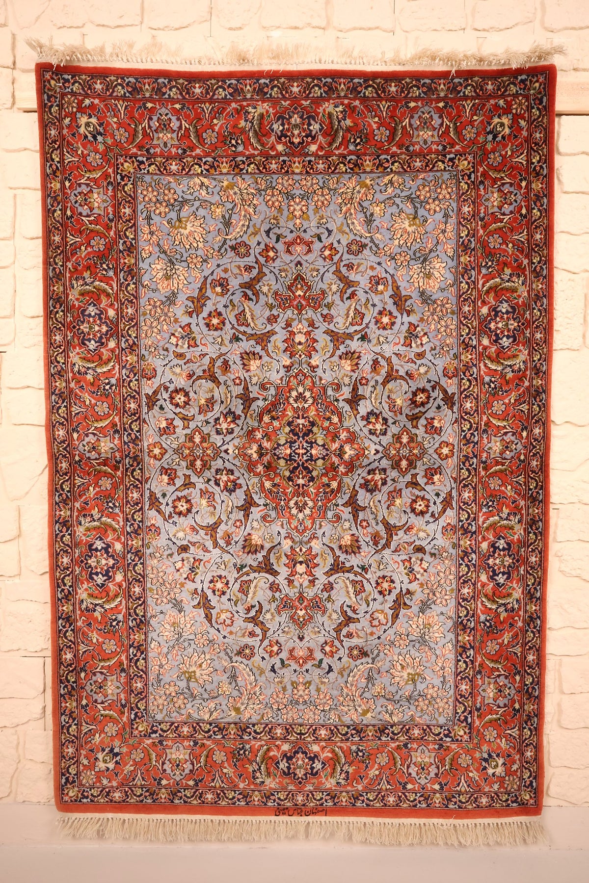 Tapis Ispahan rouge et gris en laine, champ gris-bleu à médaillon central, vue de face