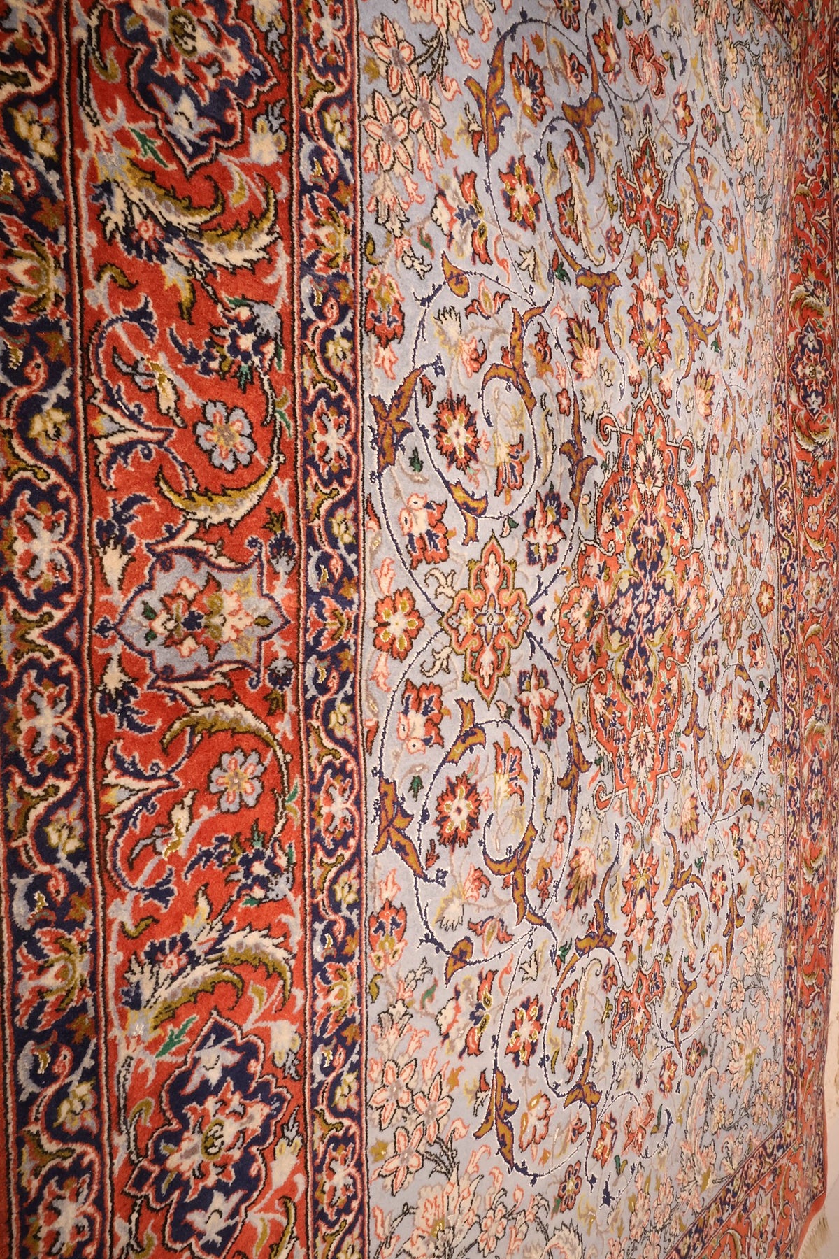 Angle du tapis Ispahan en laine, rinceaux et palmettes du champ gris-bleu de biais