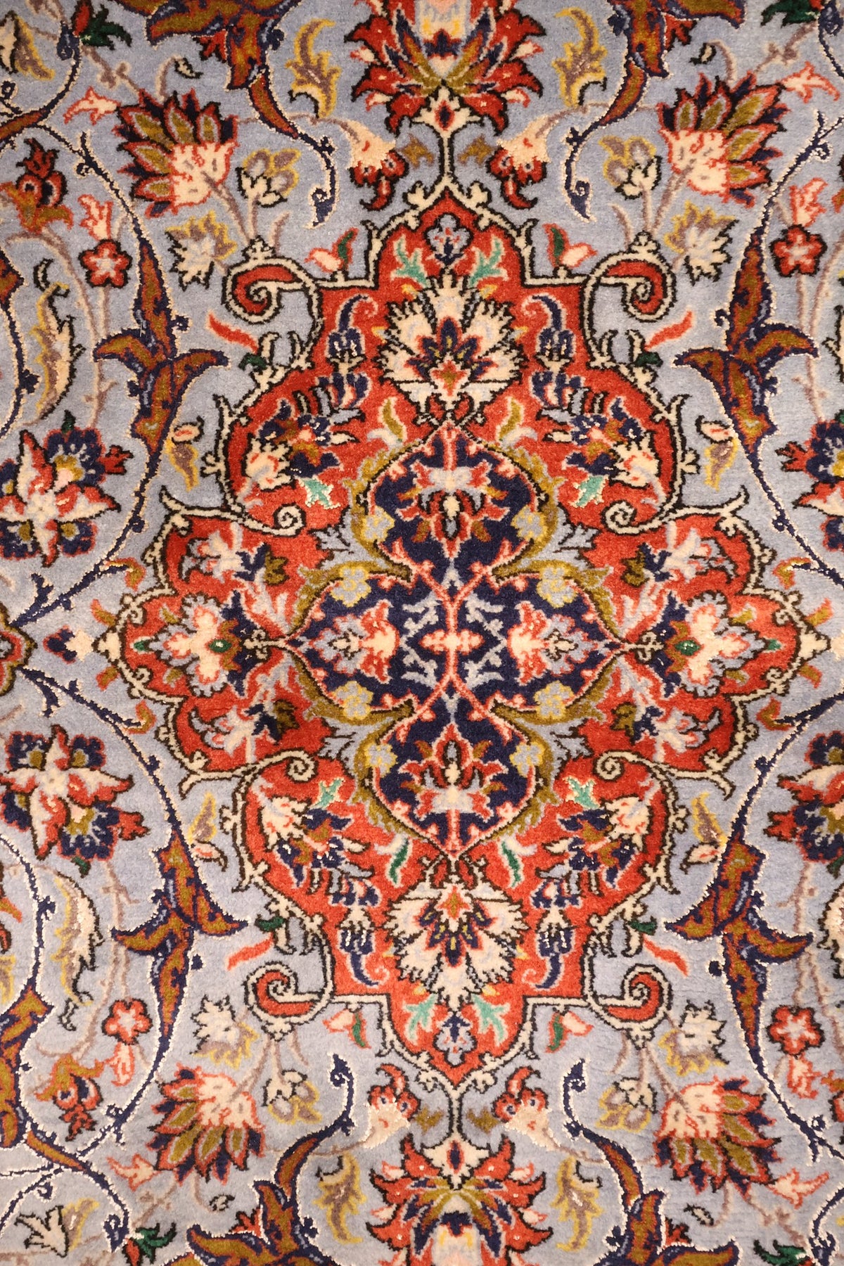 Détail du médaillon central rouge et bleu nuit du tapis Ispahan