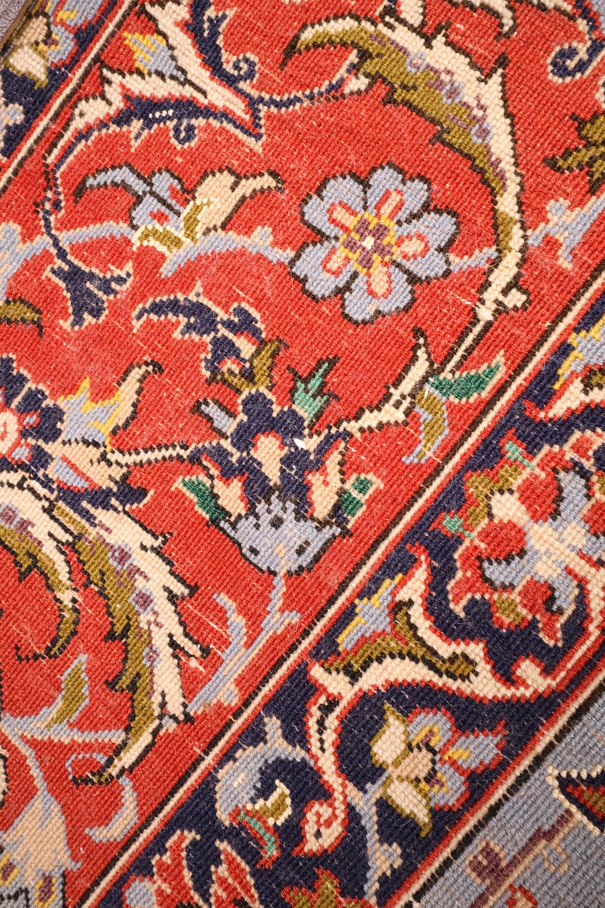 Détail des fleurs de la bande rouge et de la contre-bordure bleu foncé, tapis Ispahan