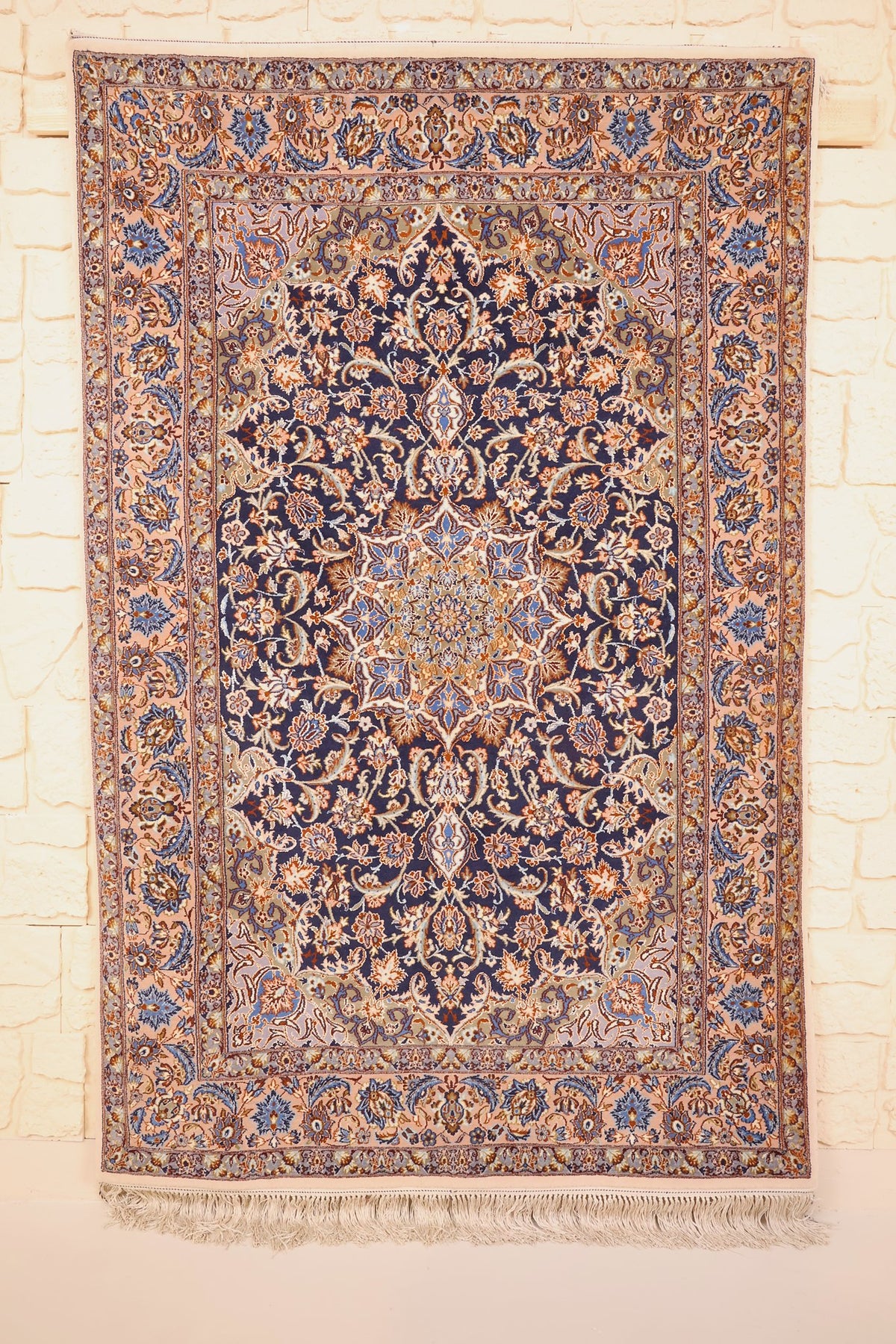Tapis Ispahan bleu 167 × 108 cm, vue d'ensemble avec médaillon étoilé et franges ivoire