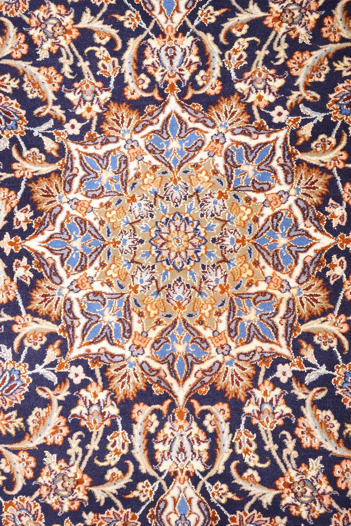 Détail du médaillon étoilé à cœur beige sur champ bleu nuit du tapis Ispahan