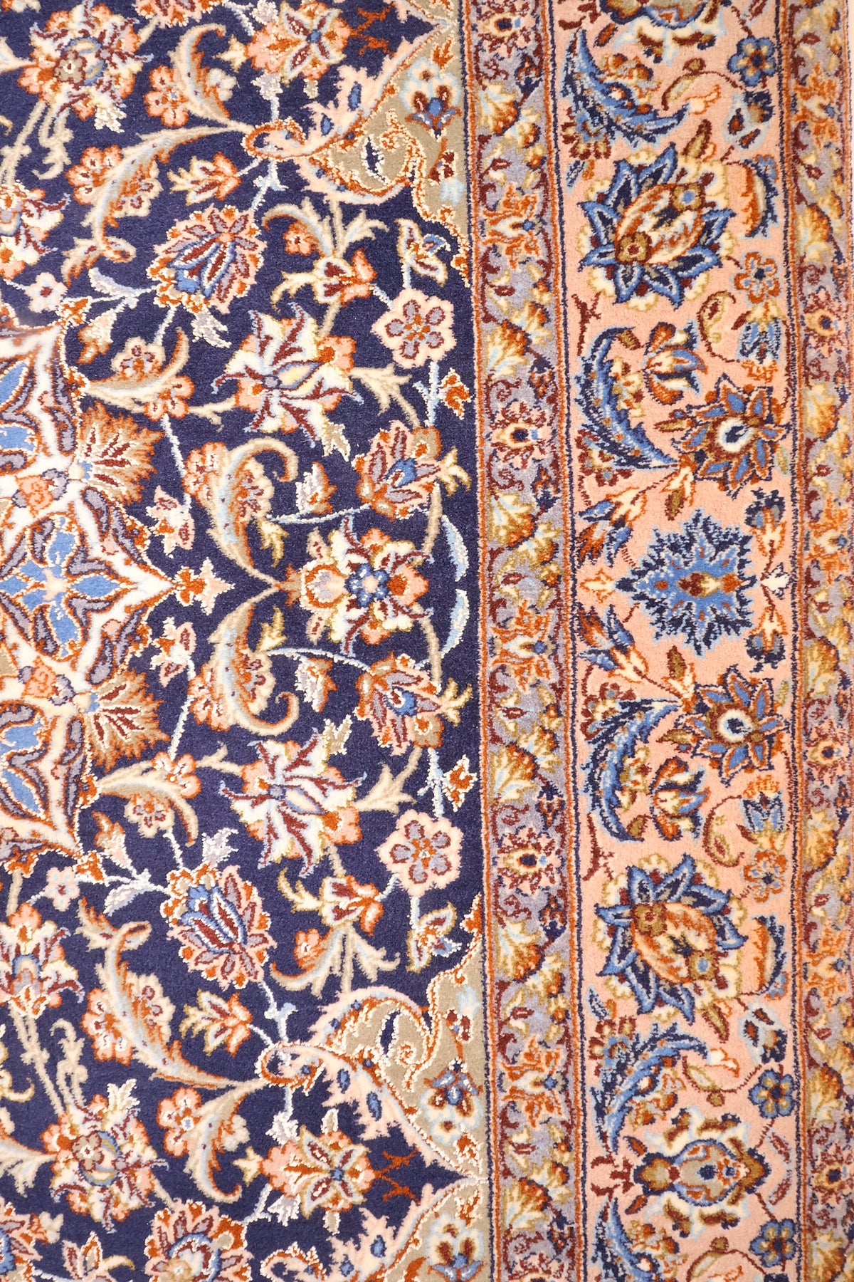 Bordure rose saumon à fleurs bleues et brunes du tapis Ispahan, contre-bordures visibles