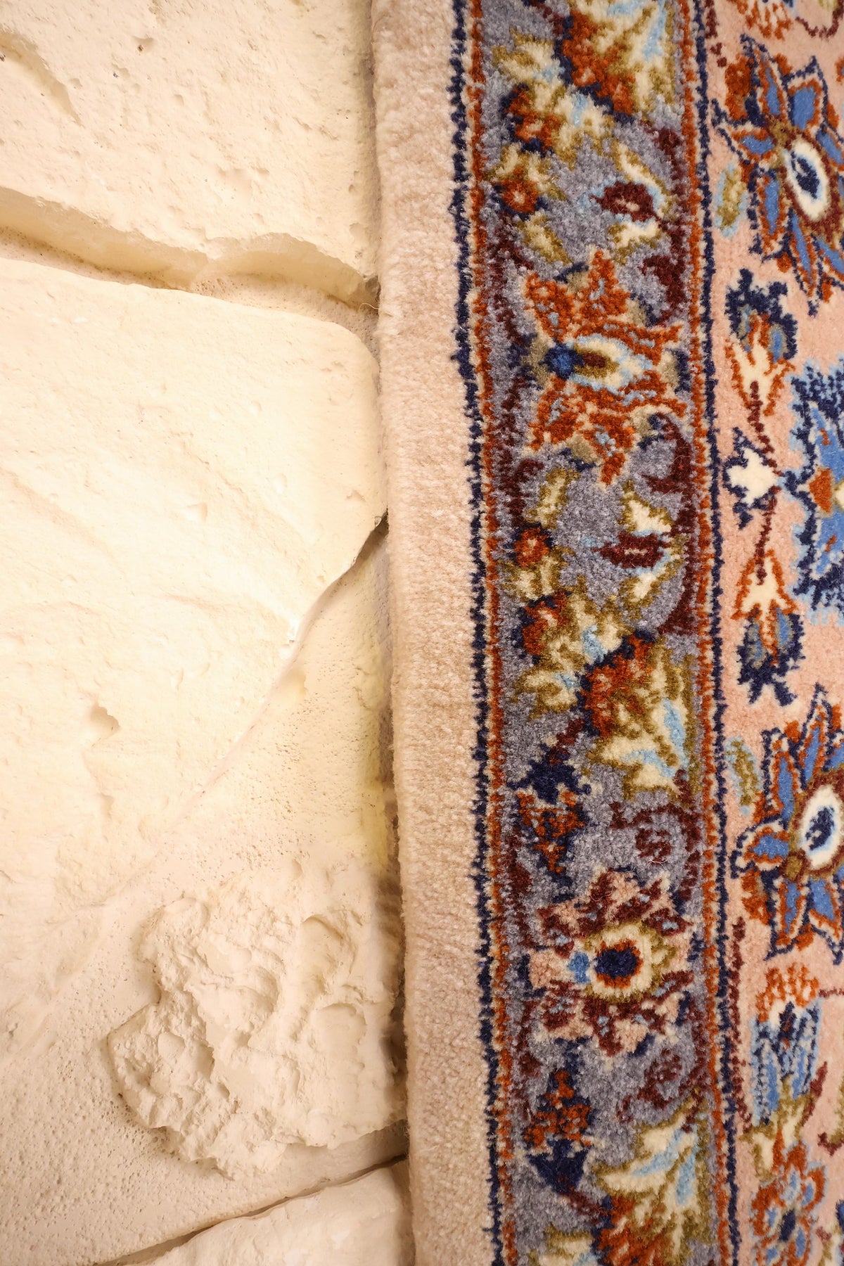Lisière du tapis Ispahan bleu et beige, contre-bordures fleuries vues de près