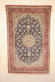 Tapis Ispahan bleu 172 × 110 cm, vue d'ensemble du champ fleuri et des franges beiges
