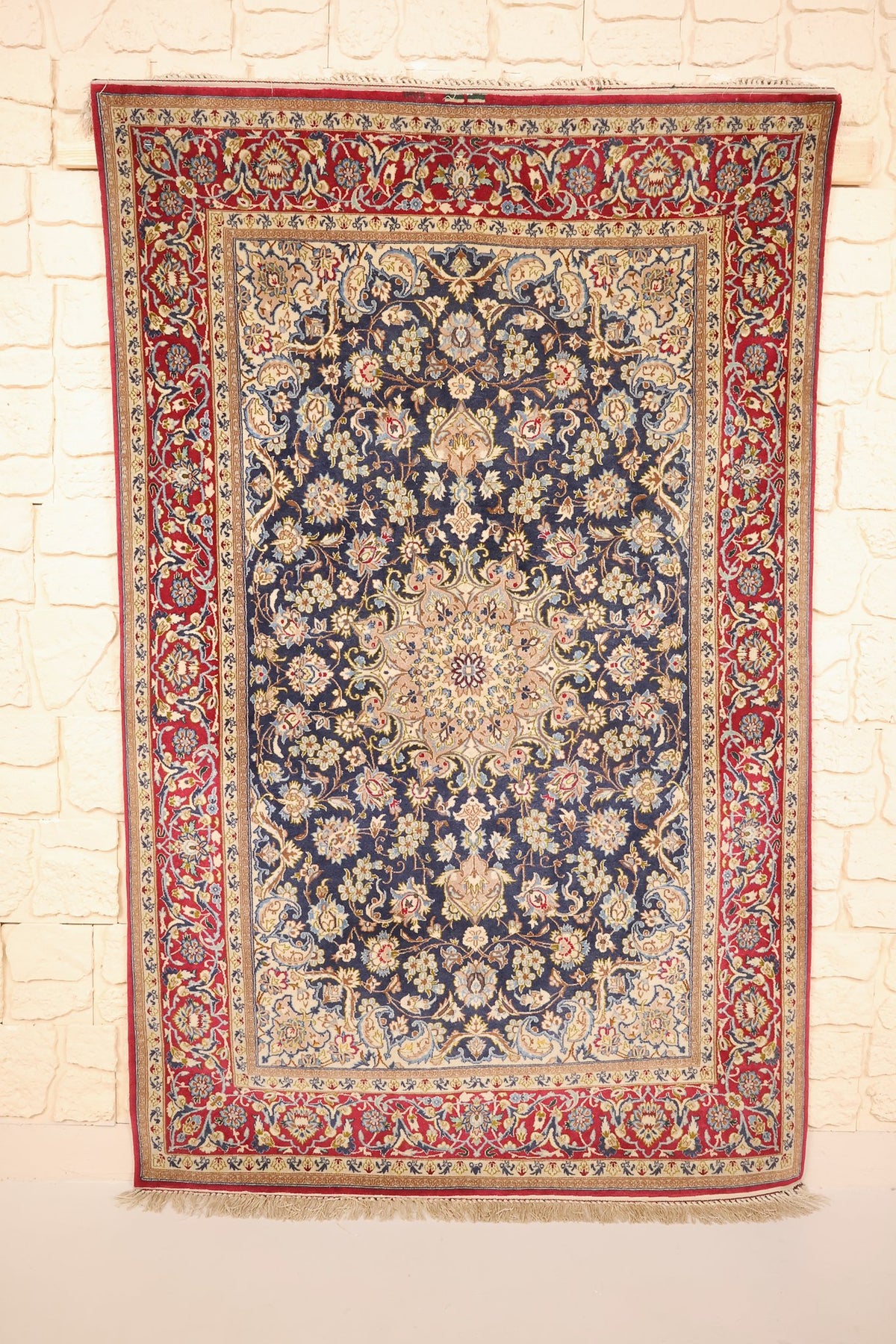 Tapis Ispahan bleu 172 × 110 cm, vue d'ensemble du champ fleuri et des franges beiges