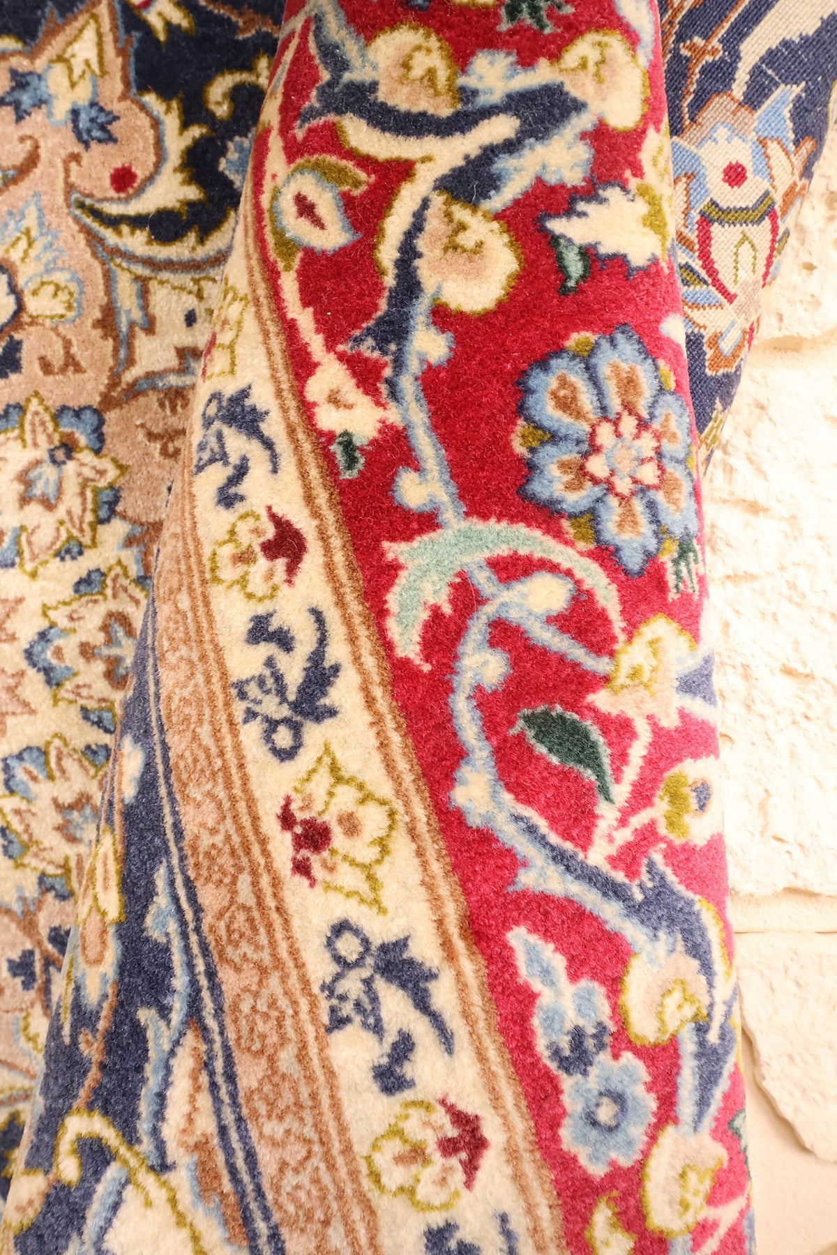 Lisière du tapis Ispahan bleu et rouge, palmettes et fleurs bleu clair de près