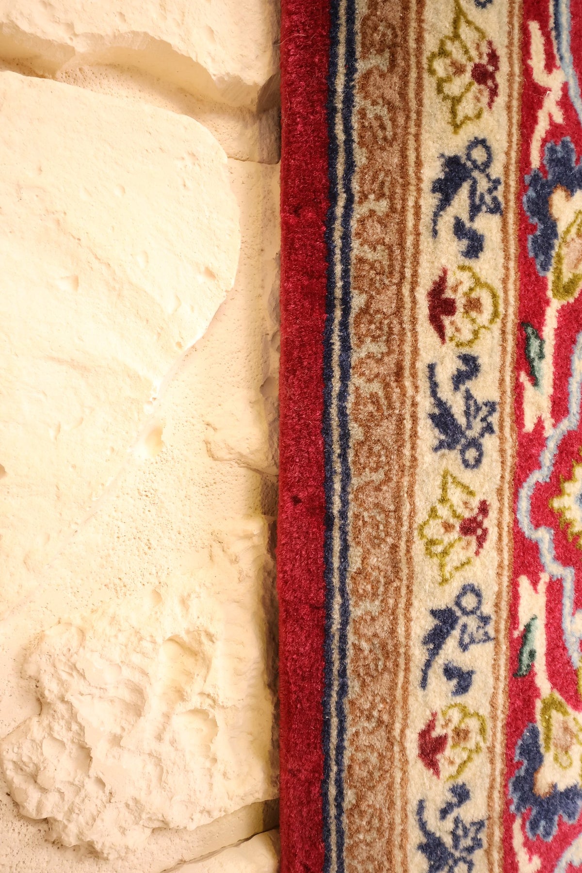 Bord latéral rouge du tapis Ispahan en laine, filets ivoire et beige alignés