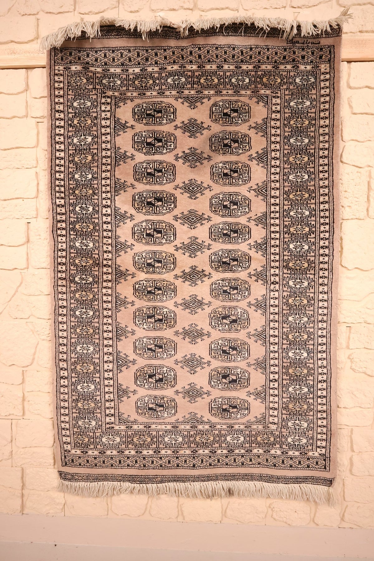 Tapis Karachi beige 143 × 91 cm, vue d'ensemble avec ses gols noirs et franges blanches