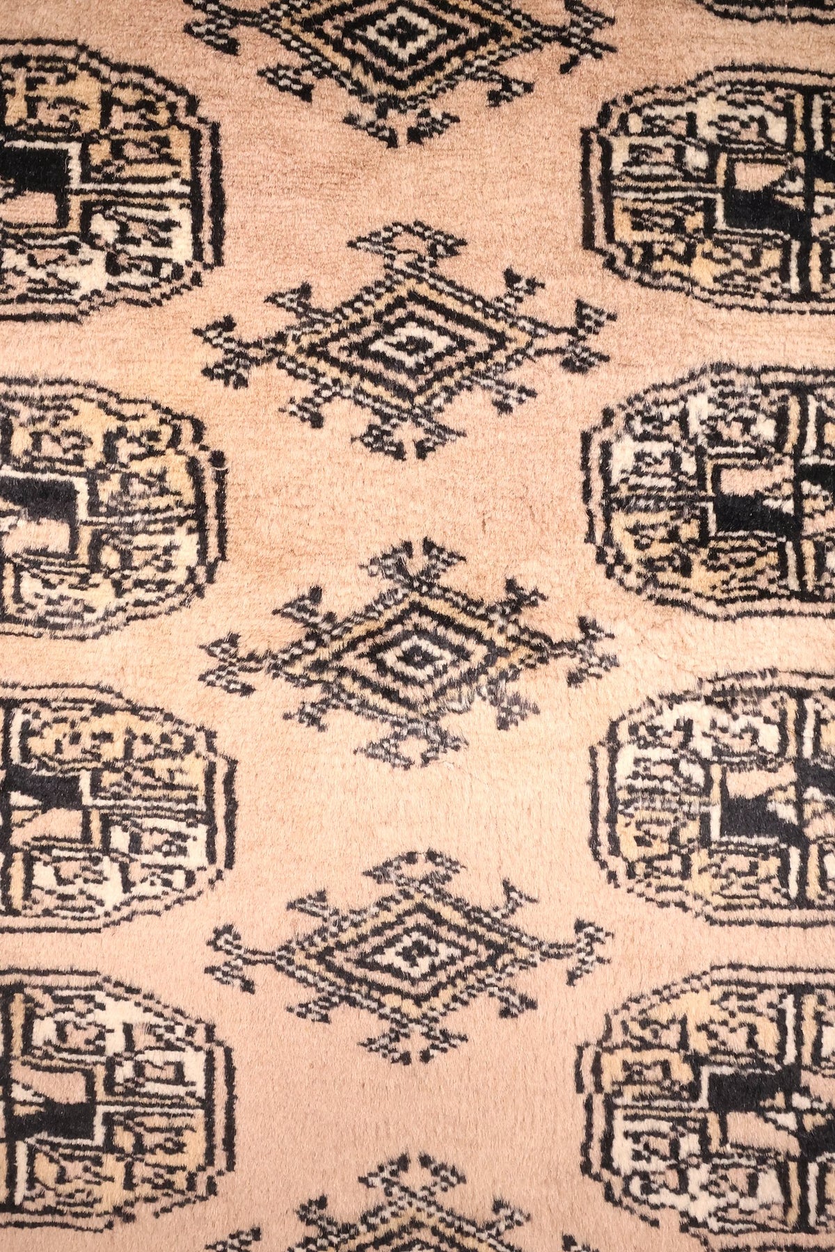 Détail des gols octogonaux et losanges crochetés du tapis Karachi beige rosé