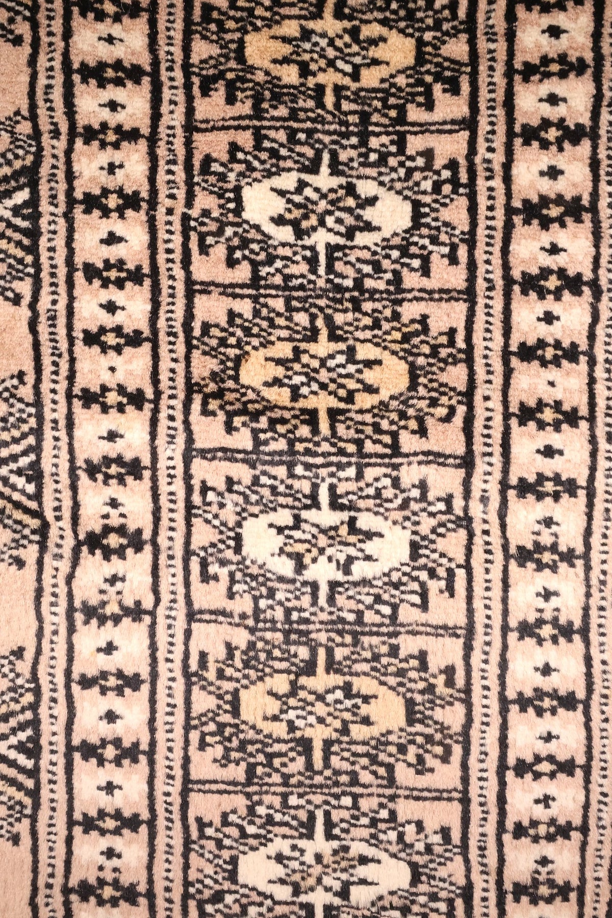 Bordure principale à médaillons crème et jaune du tapis Karachi, frises noires