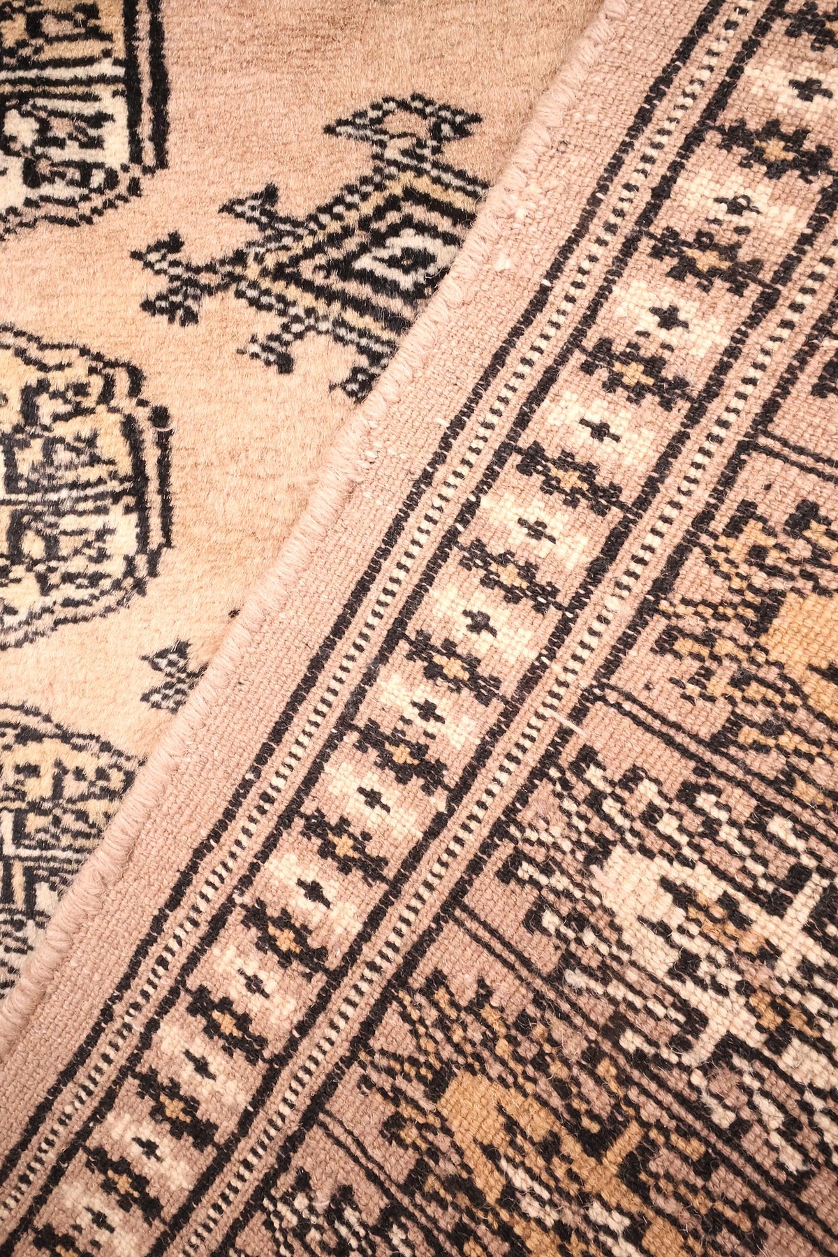 Bordures multiples et départ du champ beige, tapis Karachi noué à la main