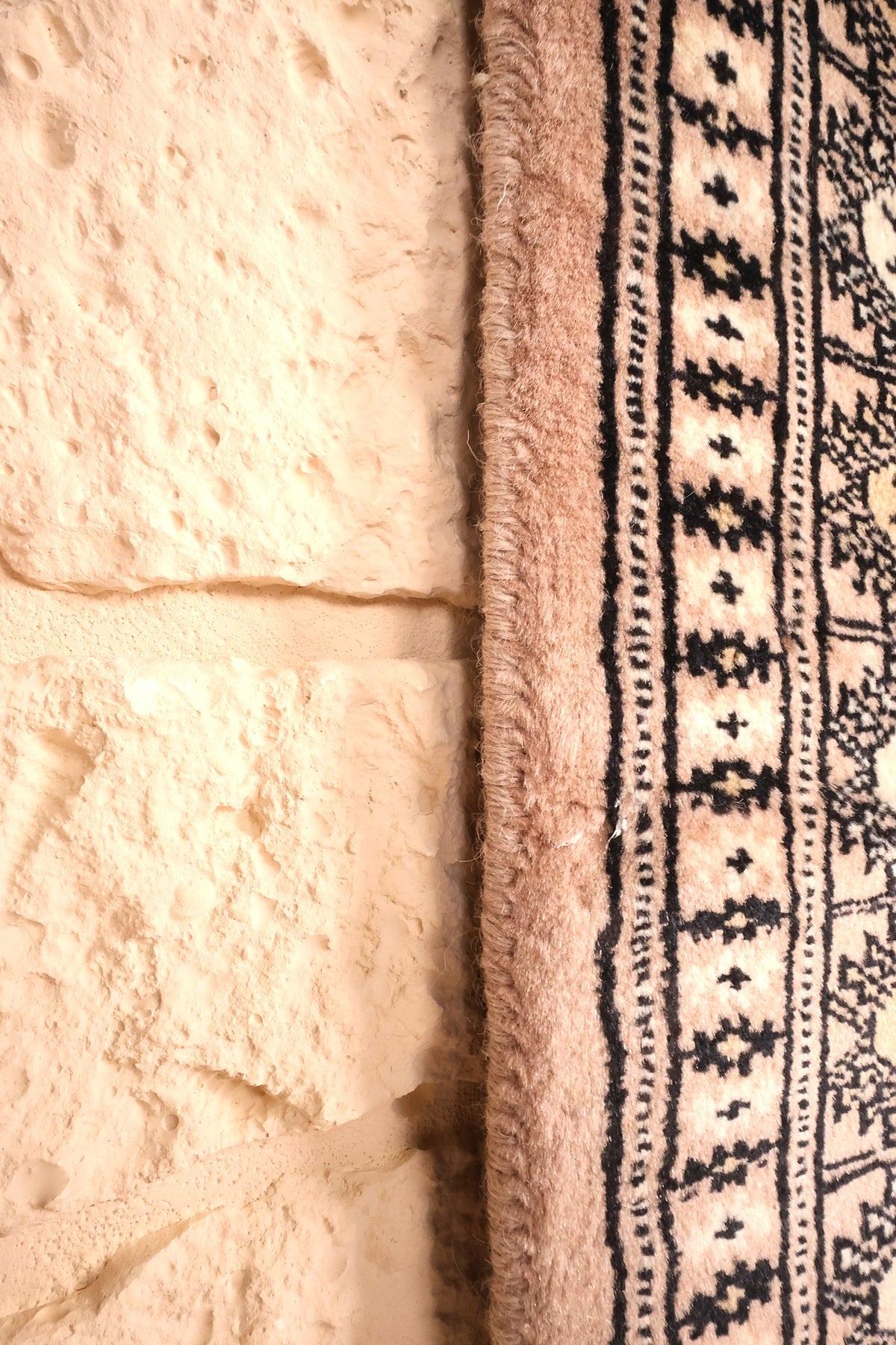 Lisière du tapis Karachi beige, frises noires le long du bord