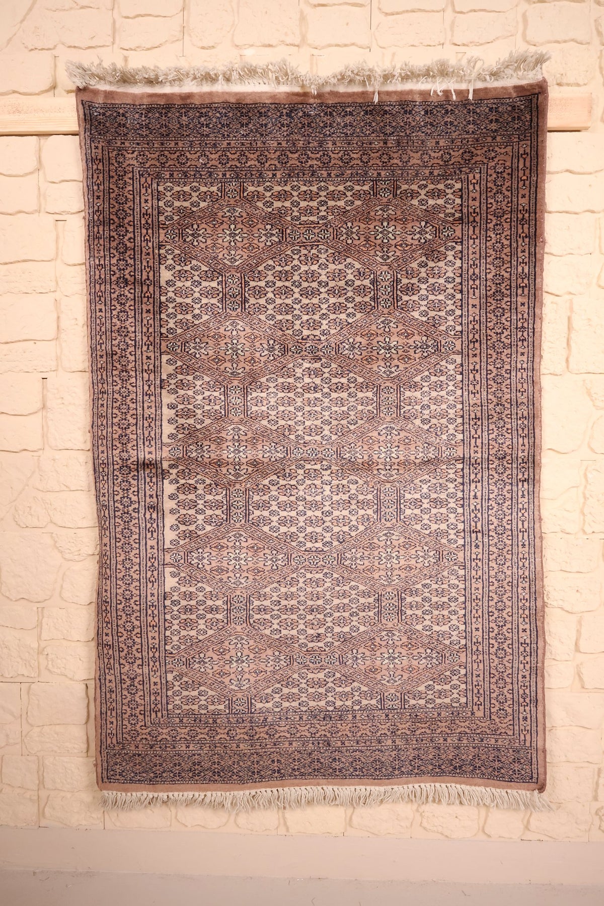 Tapis Karachi beige 144 × 98 cm, vue d'ensemble avec franges claires aux deux bouts
