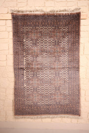 Tapis Karachi beige 144 × 98 cm, vue d'ensemble avec franges claires aux deux bouts